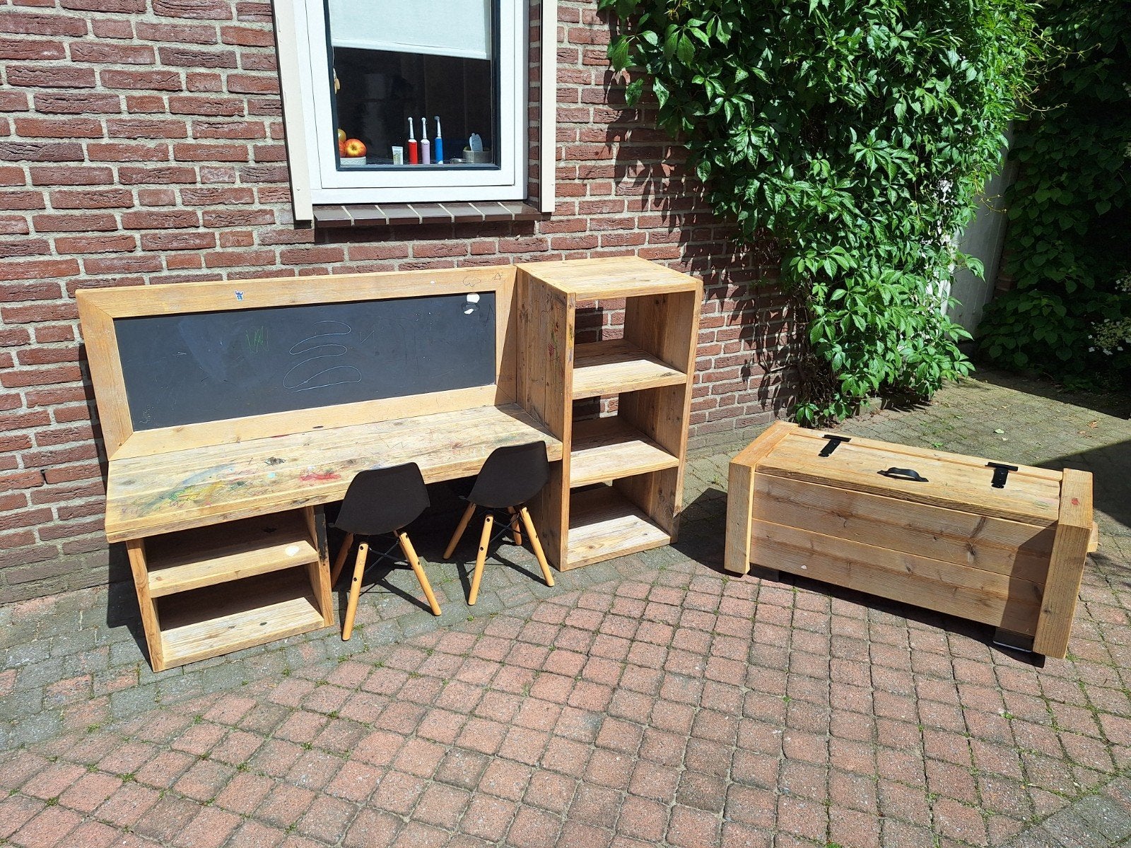 Bureau voor kinderen met twee stoeltjes en een opbergkist, Enlèvement