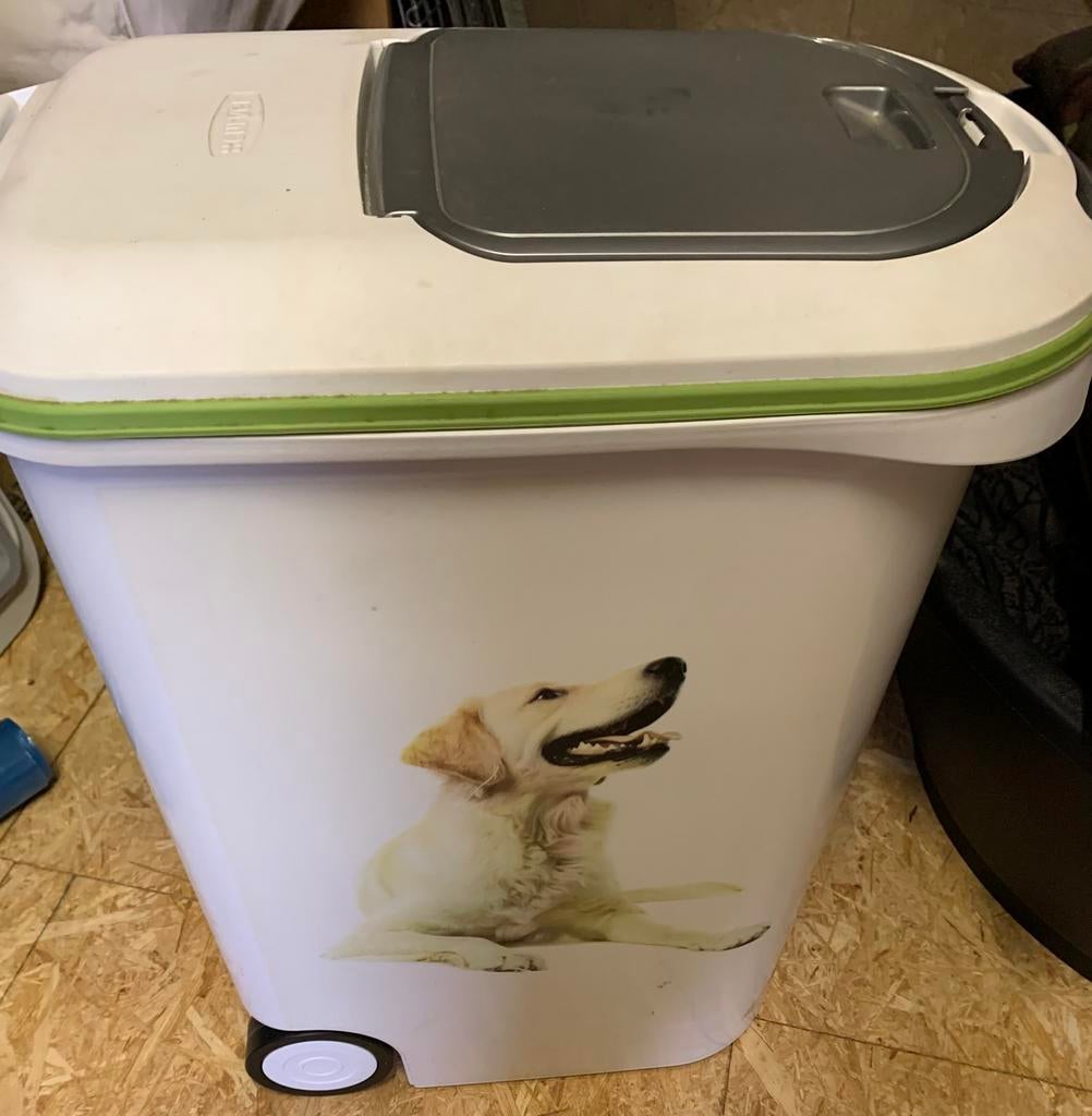 Voedercontainer Curver 20kg. Op wieltjes. Prima staat!!, Dieren en Toebehoren, Ophalen, Zo goed als nieuw