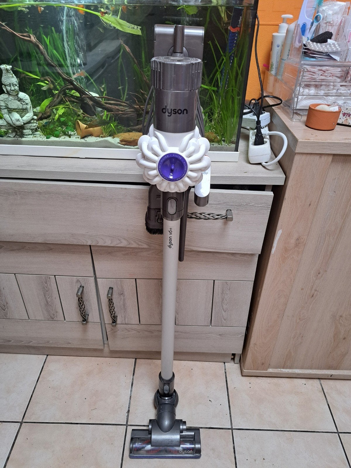 dyson v6+ complet +support mural, Electroménager, Enlèvement ou Envoi, Réservoir, Aspirateur balai, Comme neuf