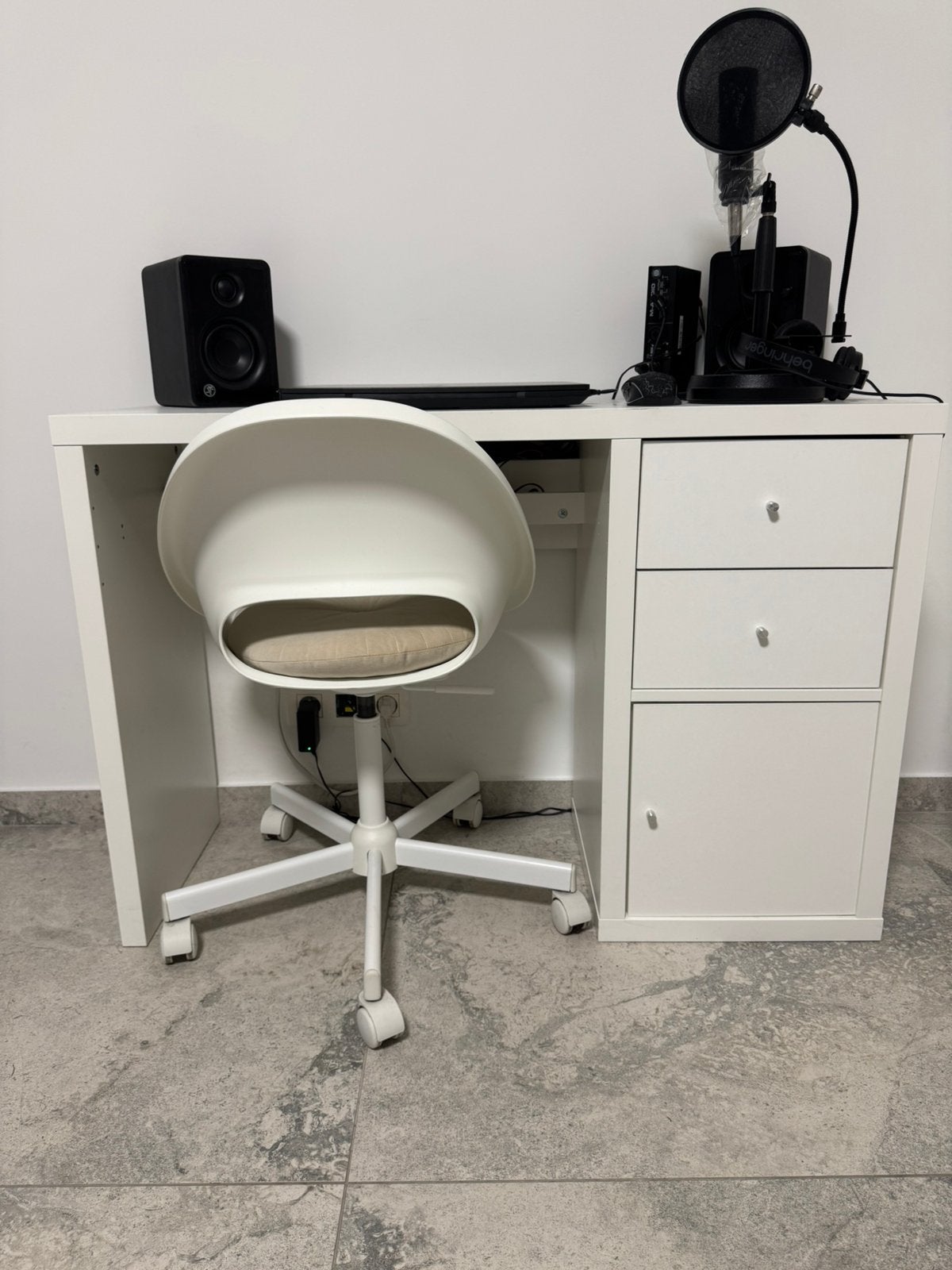 Bureau blanc avec rangements, Maison & Meubles, Bureaux, Utilisé, Blanc, Avec tiroirs, Espace de rangement, Enlèvement