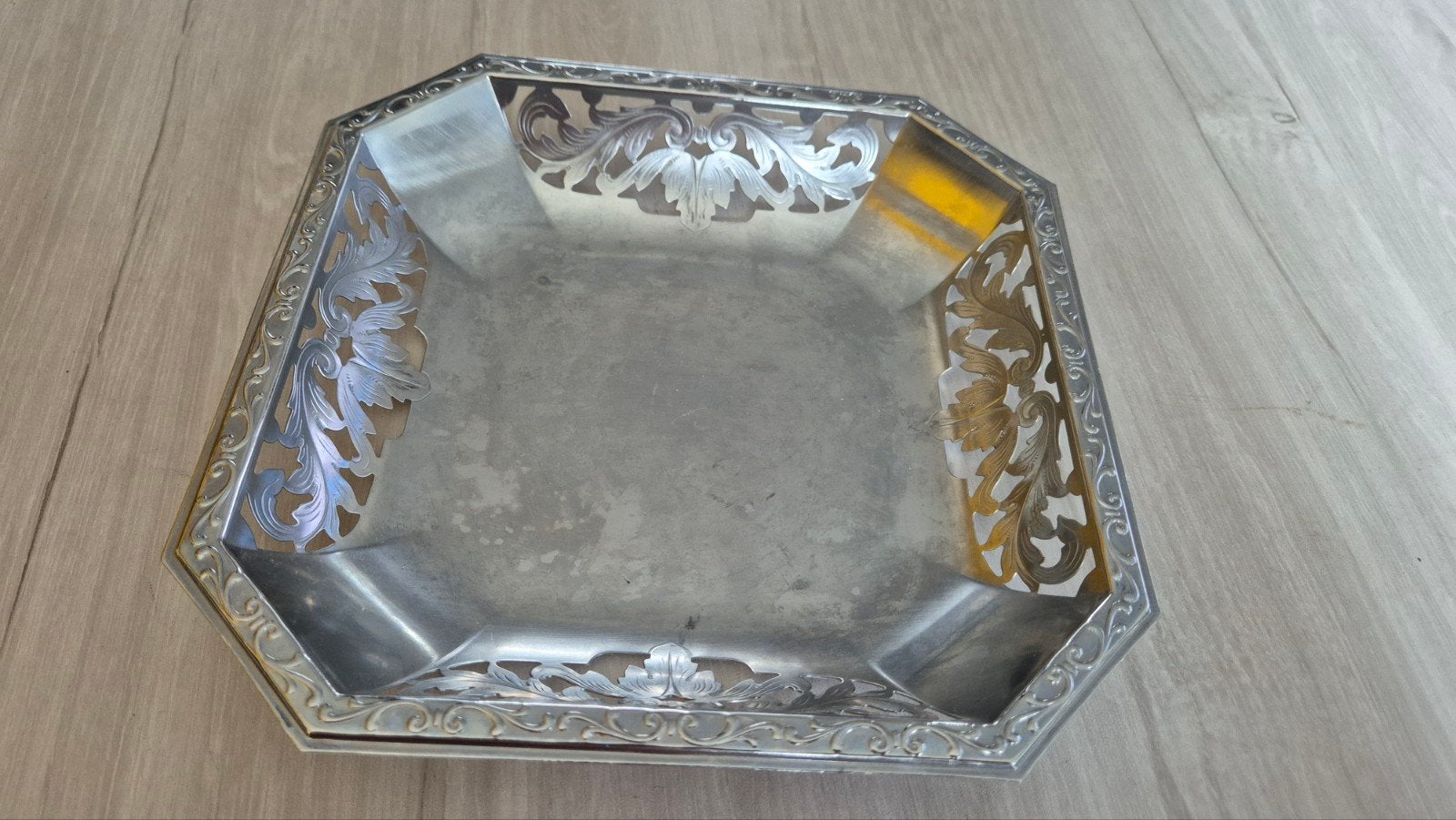 Oude achthoekige mandschaal in opengewerkt zilverkleurig met, Ophalen of Verzenden, Zilver