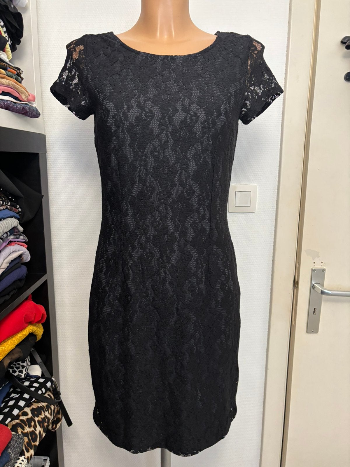 Robe noire dentelle, Enlèvement ou Envoi, Comme neuf, Taille 38/40 (M), Noir