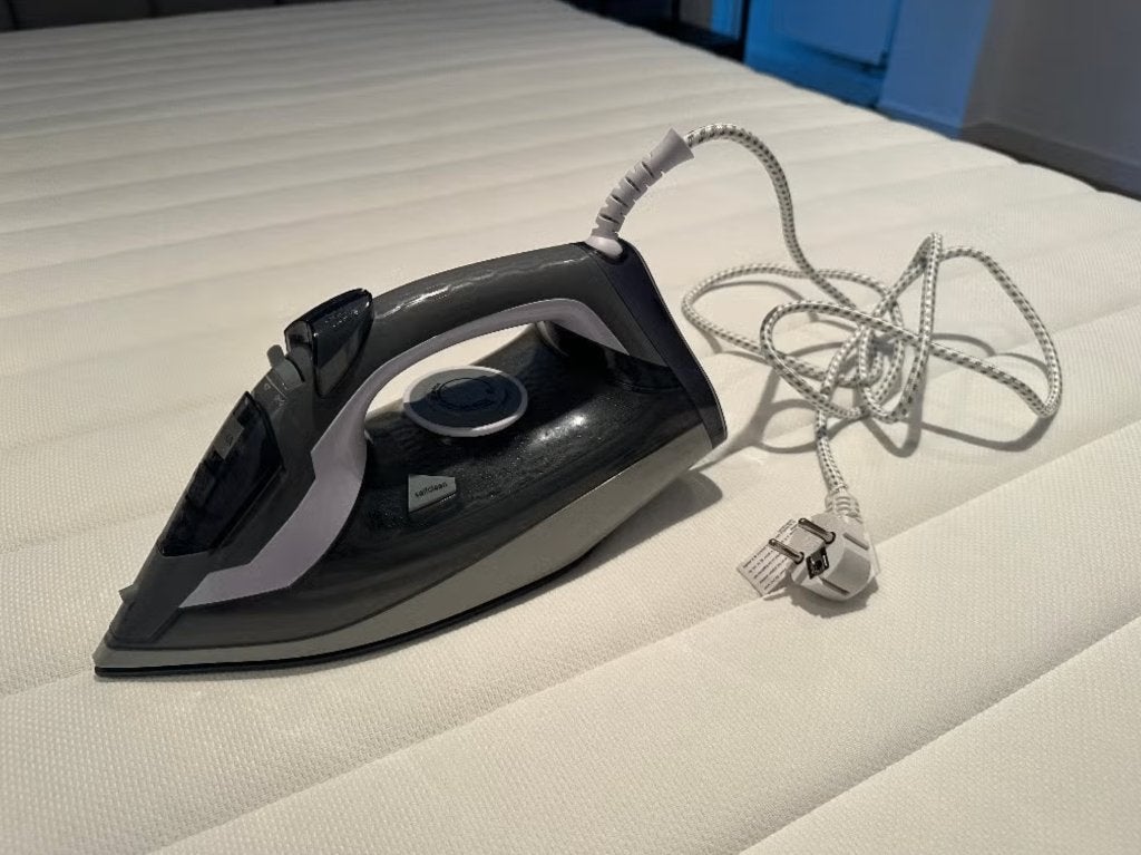 HEMA stoomstrijkijzer 2400W – met originele doos, Elektronische apparatuur, Ophalen, Zo goed als nieuw, Strijkijzer met snoer