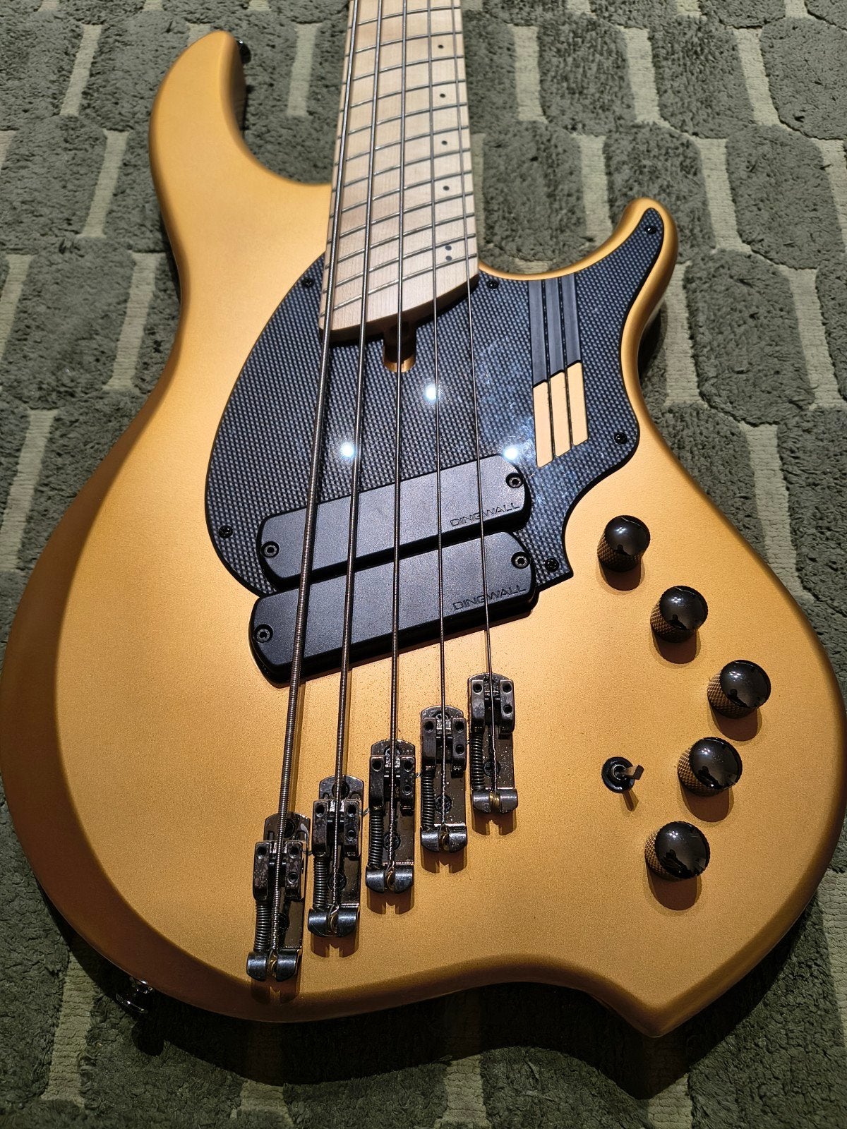 Dingwall NG2 5 string Gold Matte, Muziek en Instrumenten, Snaarinstrumenten | Gitaren | Bas, Ophalen, Zo goed als nieuw, Elektrisch