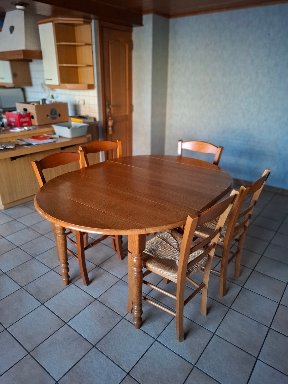 Table et chaise, Enlèvement