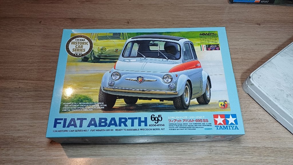 [1/24] Tamiya 89675 - Fiat Abarth 695 (2006), Hobby & Loisirs créatifs, Neuf, Enlèvement ou Envoi, Voiture, Plus grand que 1:32