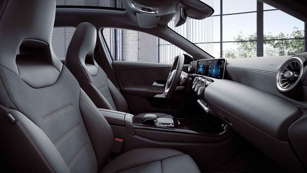 Mercedes-Benz A-klasse 180 Hatchback AMG Line | Panoramisch, Stof, 4 cilinders, 136 pk, 1365 kg