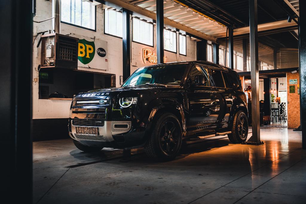 Land Rover Defender 110 3,0 X-Dynamic // EX BTW, Automaat, https://public.car-pass.be/.../8704323d-6f80-4d00-a5d7..., Zwart, Leder