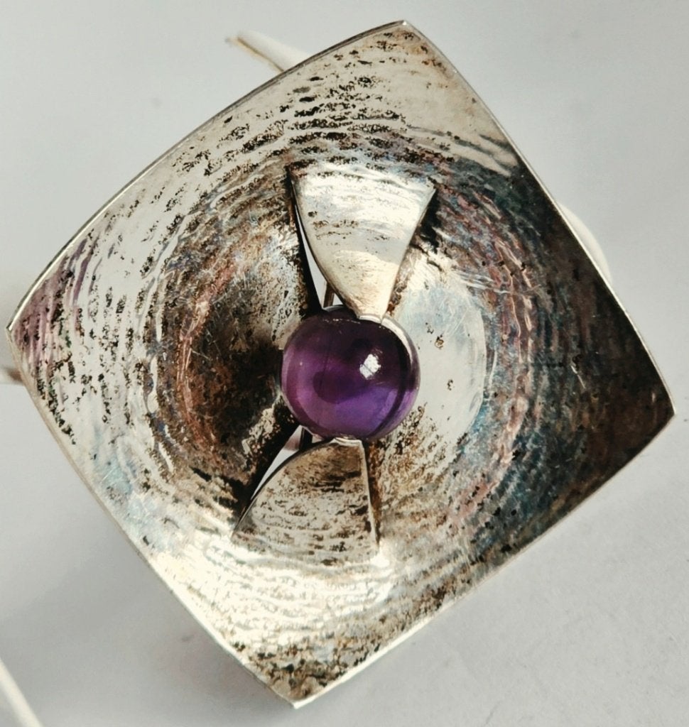 Scandinavische vintage gesign broche met anethist, Bijoux, Sacs & Beauté, Broches, Enlèvement ou Envoi, Comme neuf, 4 à 7 cm, Avec pierre précieuse