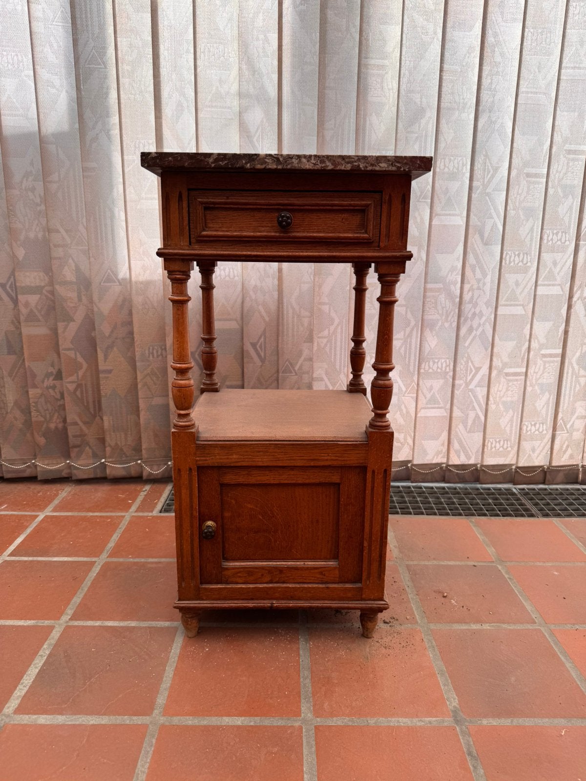 Table de chevet / petit meuble en bois et marbre, Maison & Meubles, Enlèvement ou Envoi, Comme neuf, Bois