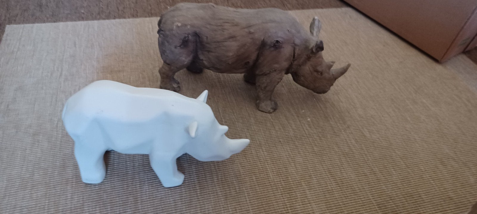 2 neushoorns, Ophalen
