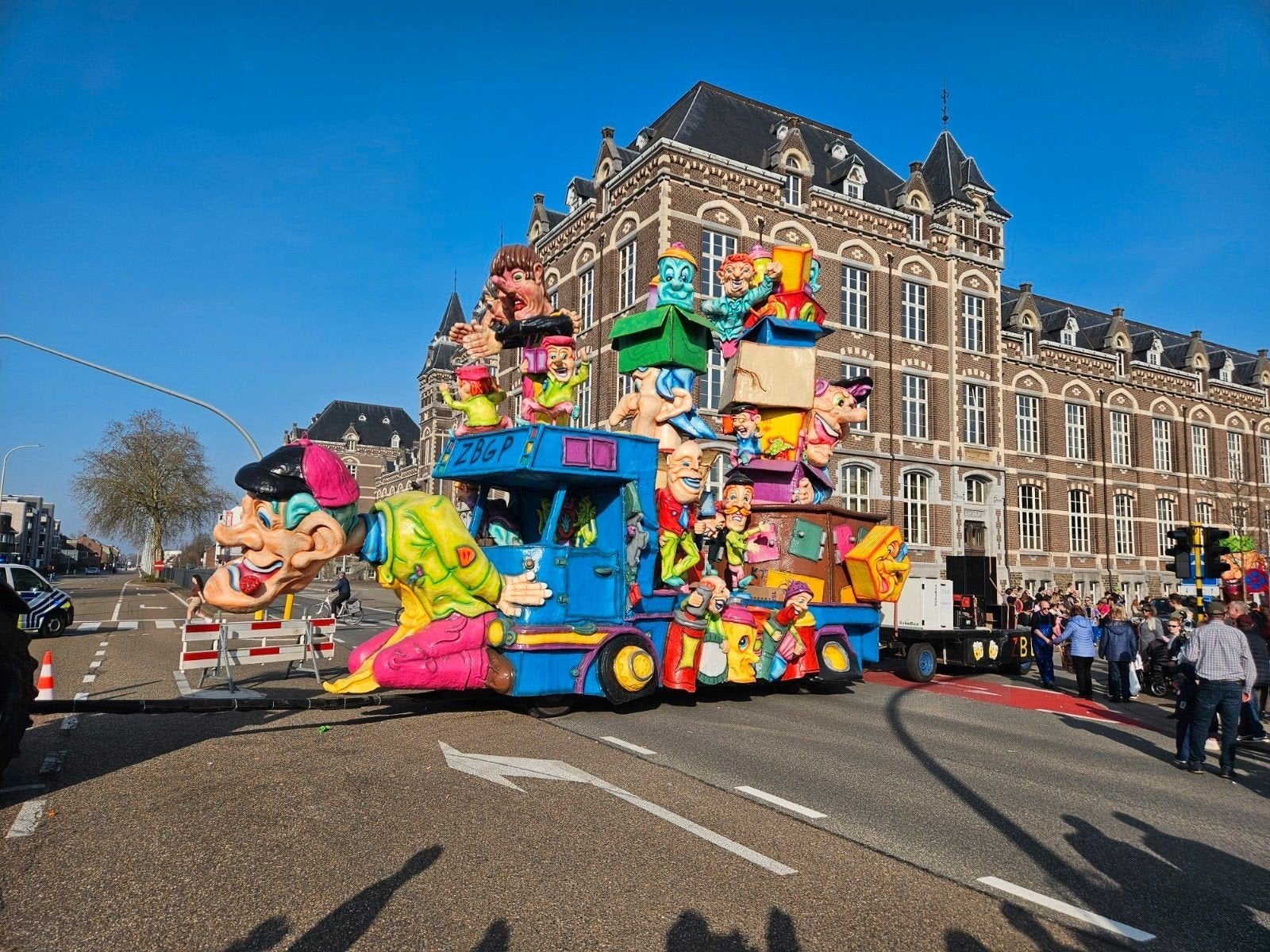 Polyesteren carnavalswagen, Ophalen