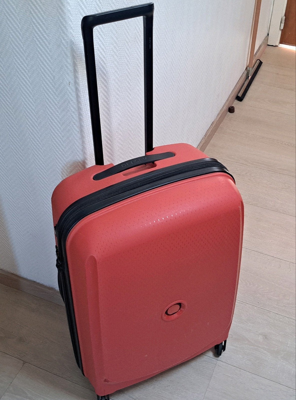 Delsey valise trolley 4x roulettes coque rigide moyenne 62cm, Enlèvement, Comme neuf, Roulettes