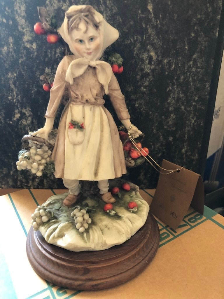 Capodimonte - porselein - meisje met fruit, Antiek en Kunst, Ophalen of Verzenden
