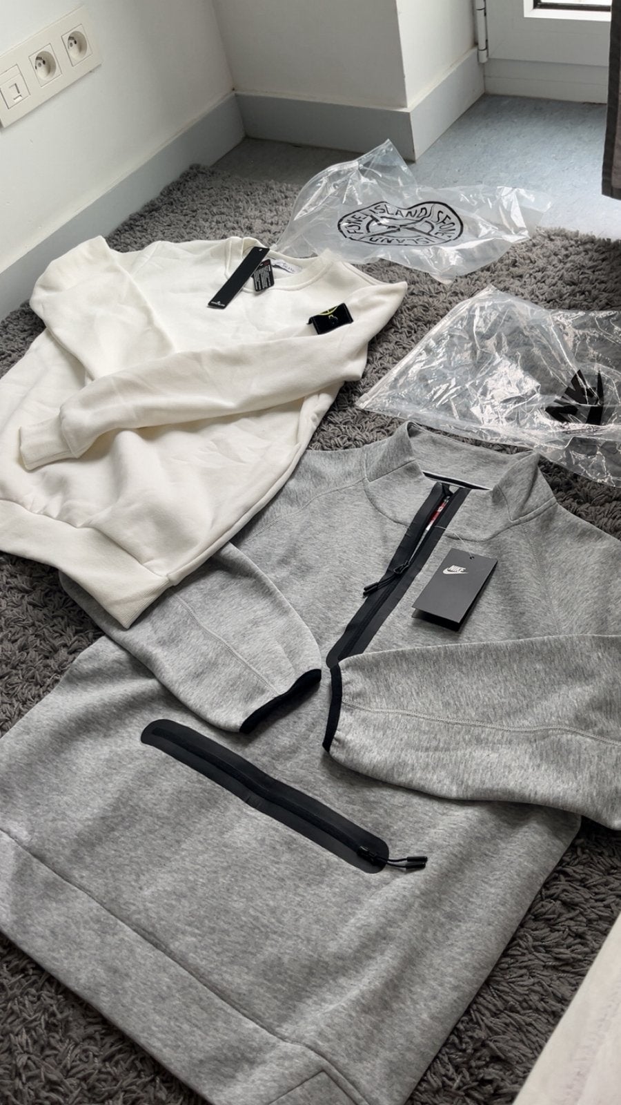 Stone Island trui met Nike vest, Vêtements | Hommes, Packs de vêtements pour hommes, Enlèvement, Comme neuf