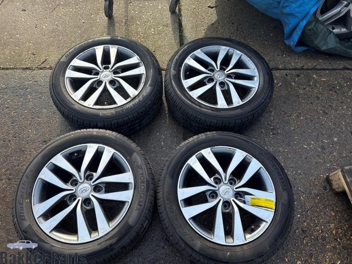 Jeu de jantes sport + pneus d'un Hyundai I30, Autos : Pièces & Accessoires, Pneus & Jantes, Véhicule de tourisme, Utilisé, 3 mois de garantie