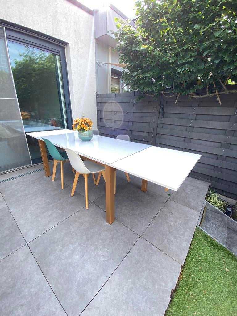 Stijlvolle en moderne eettafel, Ophalen, Zo goed als nieuw
