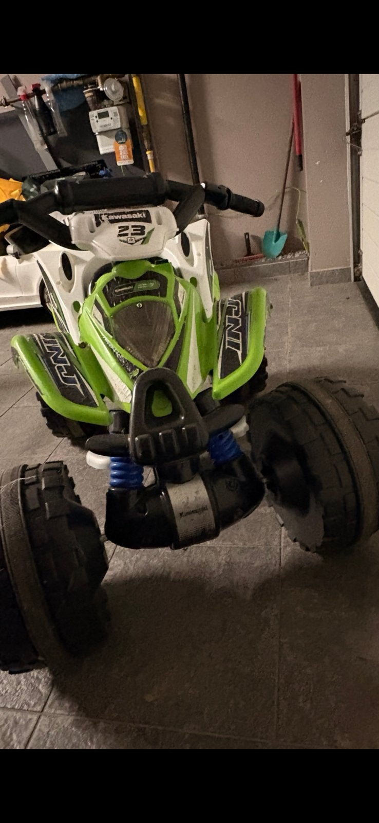 Quad électrique enfant Kawasaki – sans câble ni chargeur, Enfants & Bébés, Utilisé