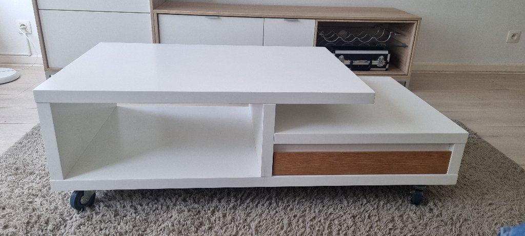 Belle table basse blanche sur roulettes - Marque Xooon, 100 à 150 cm, Moins de 50 cm, Enlèvement, Utilisé