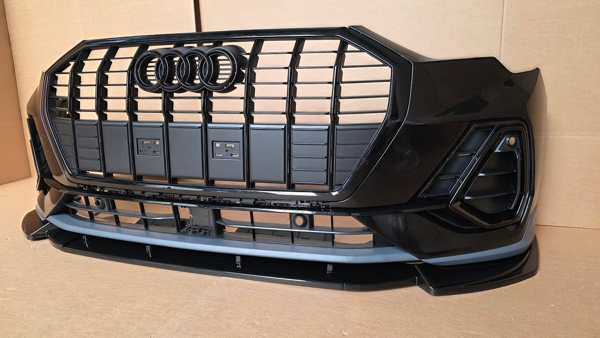 Voorbumper Audi Q3 83A F3 S-line SLINE  BUMPER LY9T ORIGINEE, Gebruikt, -, Voor, Bumper