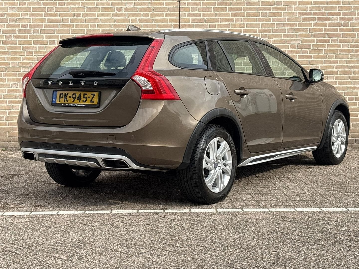Volvo V60 Cross Country 2.0 D4 Polar+ | Climate | Cruise | N, Auto's, Volvo, Zwart, Bruin, Navigatiesysteem, 111 g/km