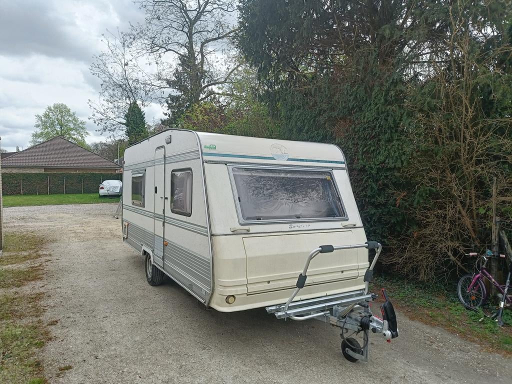 Mooie droge gezinscaravan TEC met stapelbed, Caravans en Kamperen, Treinzit, 750 - 1000 kg, Particulier, Koelkast