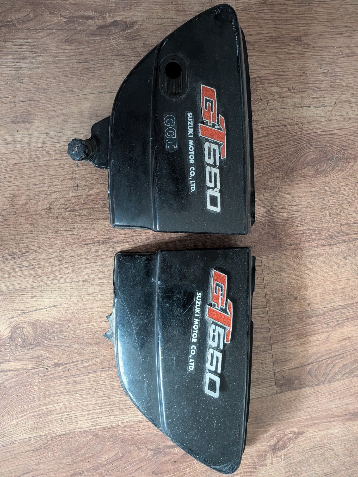 Caches latéraux Suzuki GT550, Enlèvement