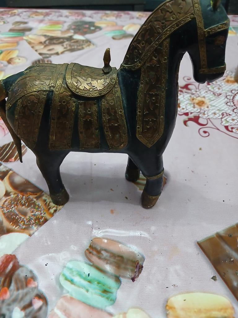 Oud houten en koperen paard, Ophalen