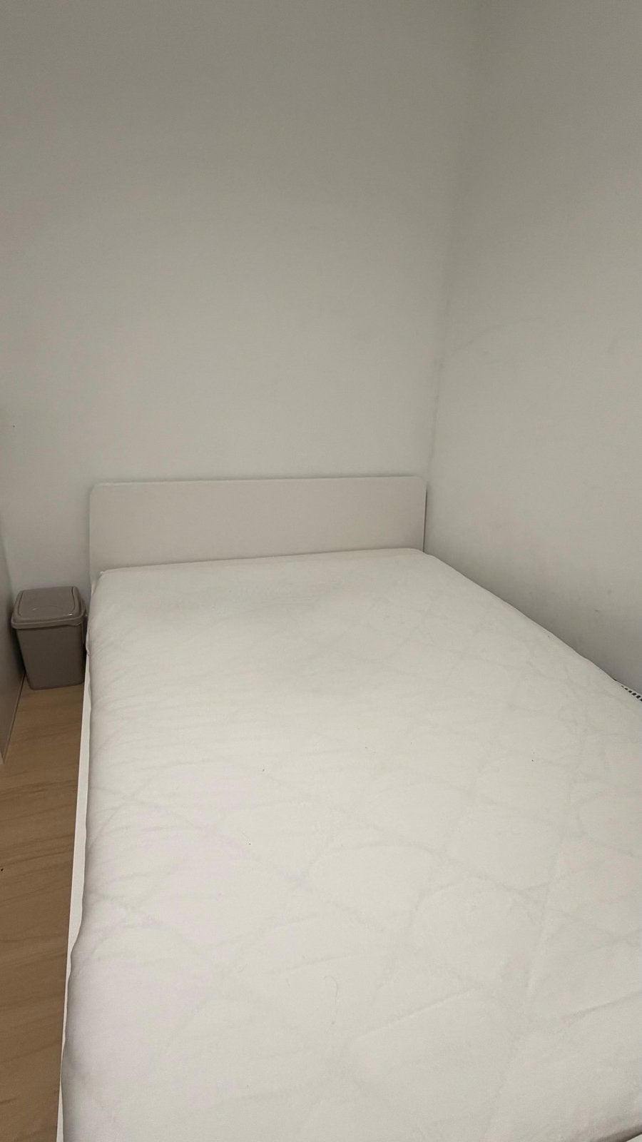 Ikea bed, Ophalen, Zo goed als nieuw, Matras