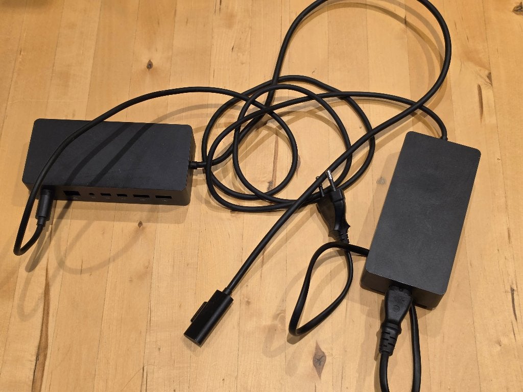Microsoft Surface Dock (1661) + Alimentation d'origine 90w, Enlèvement, Utilisé, Portable, Station d'accueil
