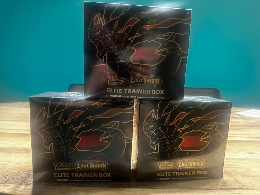 Pokémon - Lost Origins Elite Trainer boxen te koop, Enlèvement ou Envoi, Neuf, Autres types