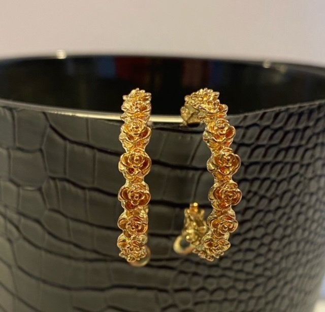 Goudkleurige oorringen met bloemen, Ophalen of Verzenden, Zo goed als nieuw, Goud, Hangers