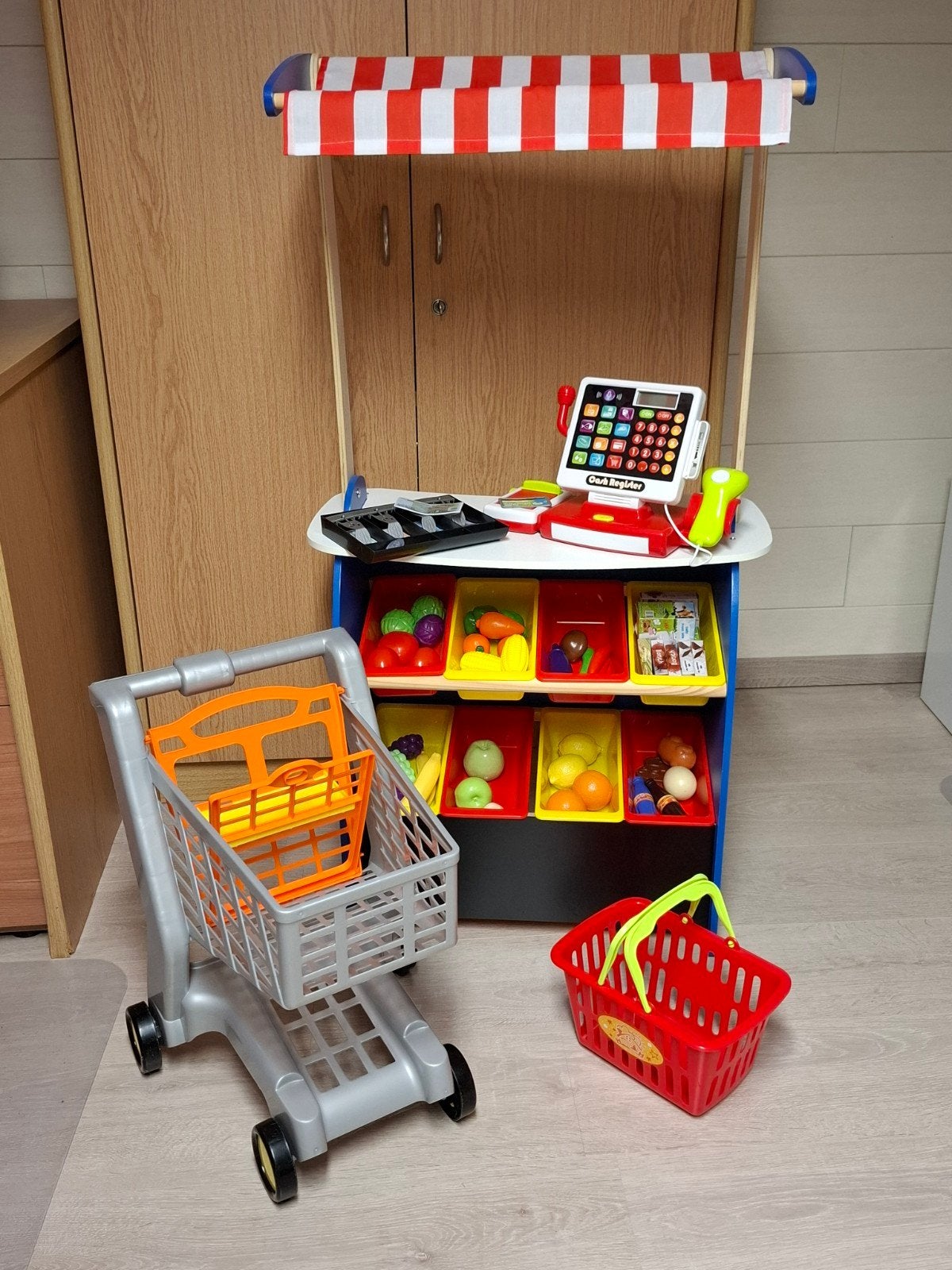 Boutique de jouets en bois + nombreux accessoires, Enfants & Bébés, Jouets | Jouets en bois, Enlèvement, Comme neuf, Meuble ou Kitchenette