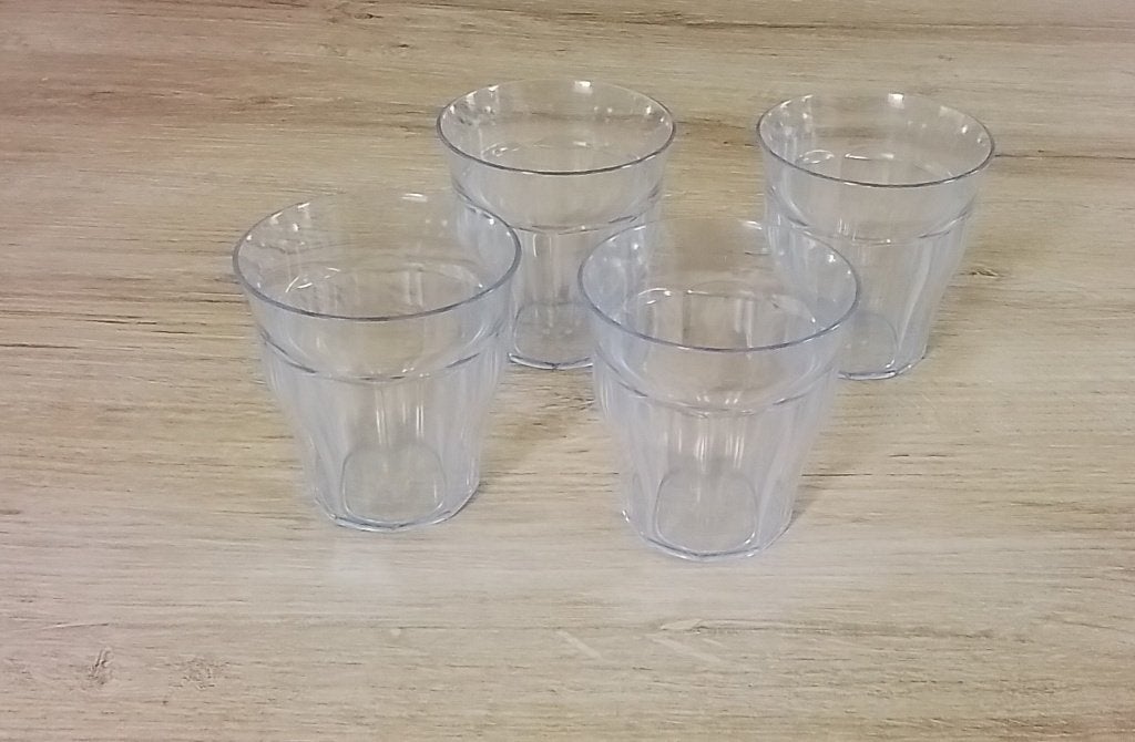 4 stevige plastic glazen (8cm hoog) - geen wegwerp, Huis en Inrichting, Keuken | Servies, Gebruikt, Kan, Ophalen of Verzenden