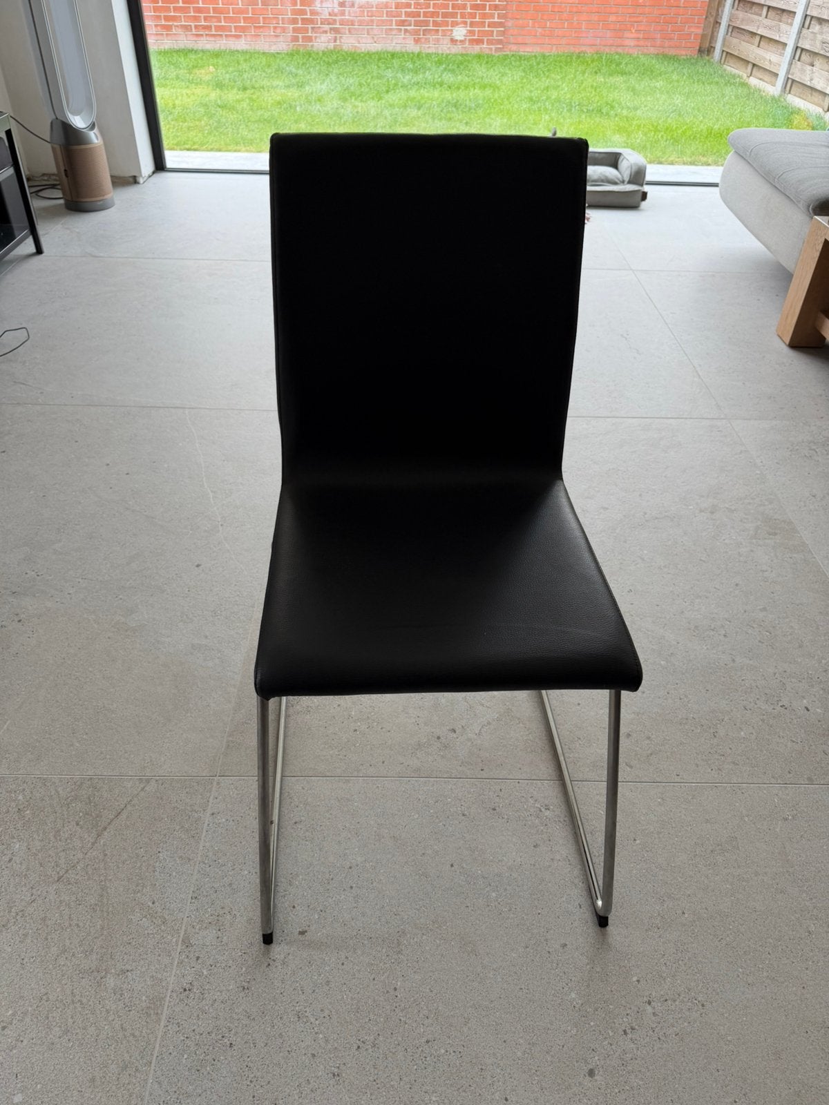 Set van 4 zwarte stoelen (Kunstleder – Gaverzicht), Maison & Meubles, Chaises, Comme neuf, Noir, Enlèvement