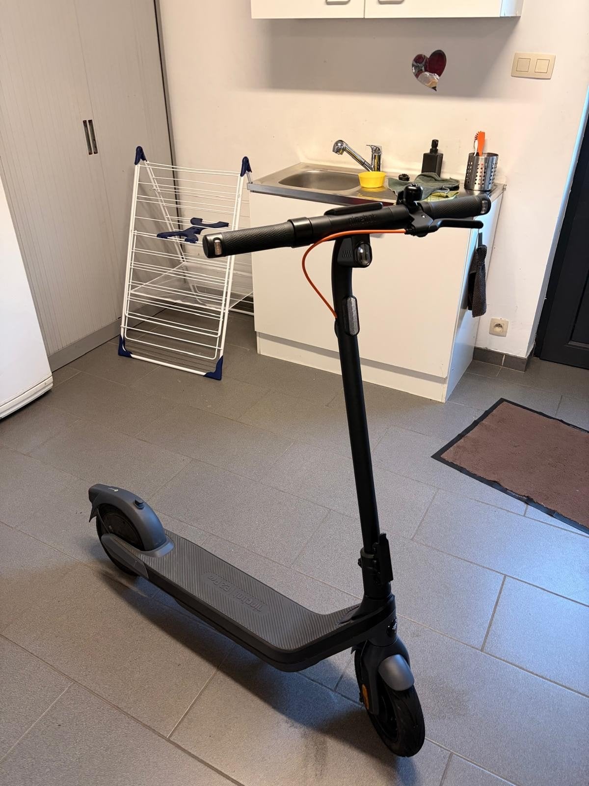 Trotinette électrique ninebot comme neuve toujours garantie, Enlèvement ou Envoi
