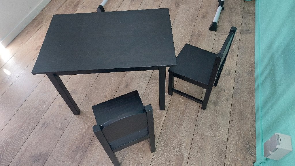 Tafel + 2 kinderstoelen - Sundvik serie, Enfants & Bébés, Enlèvement, Utilisé, Table(s) et Chaise(s)