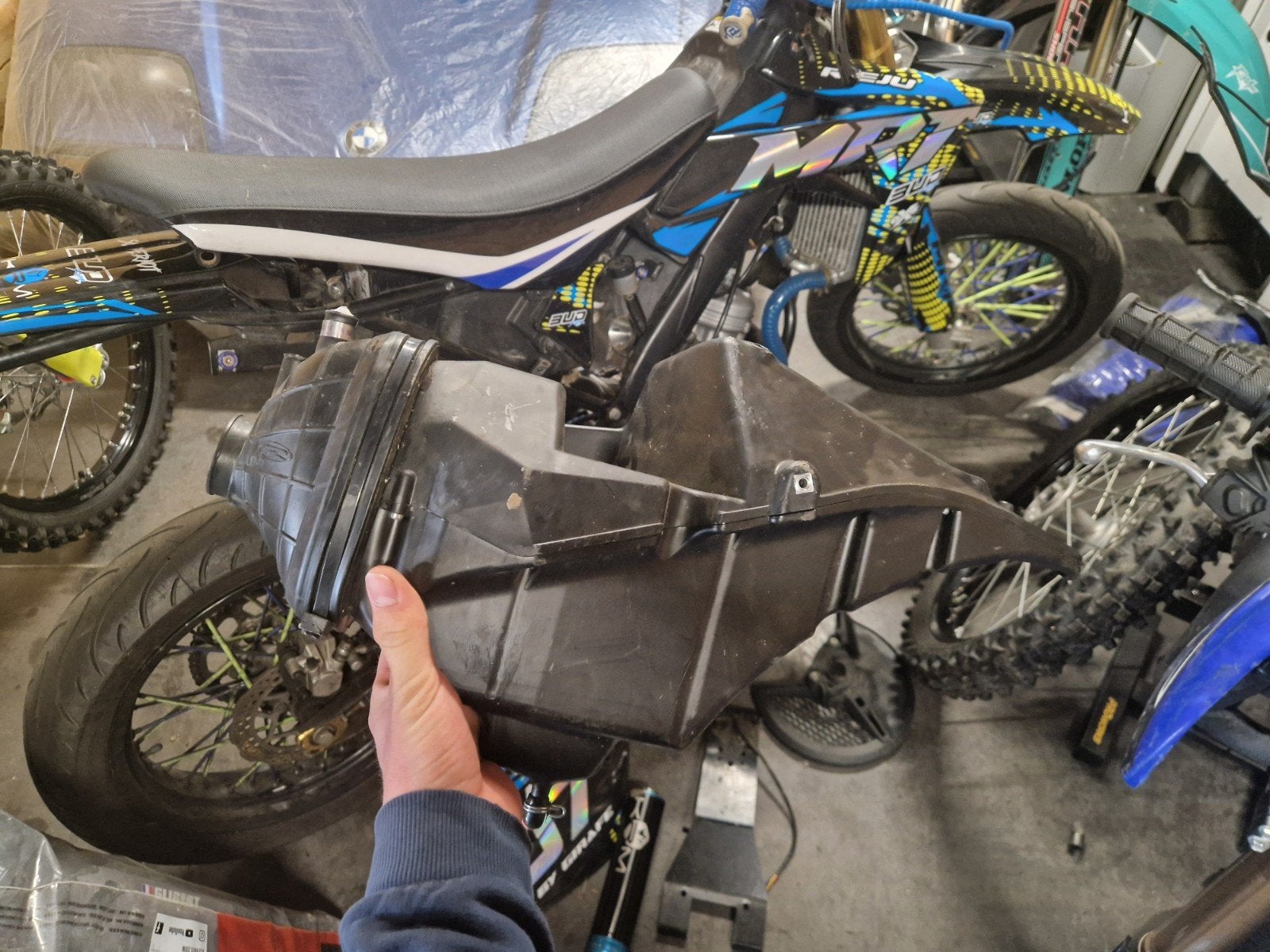 originele luchtfilterbox rieju mrt 50, Vélos & Vélomoteurs, Pièces de cyclomoteur | Général, Enlèvement ou Envoi