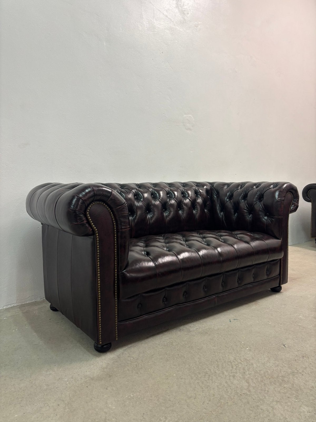 Canapé Chesterfield (Uccle) cuir Neuf Marron patine bordeaux, 75 à 100 cm, Anglais, 150 à 200 cm, Comme neuf
