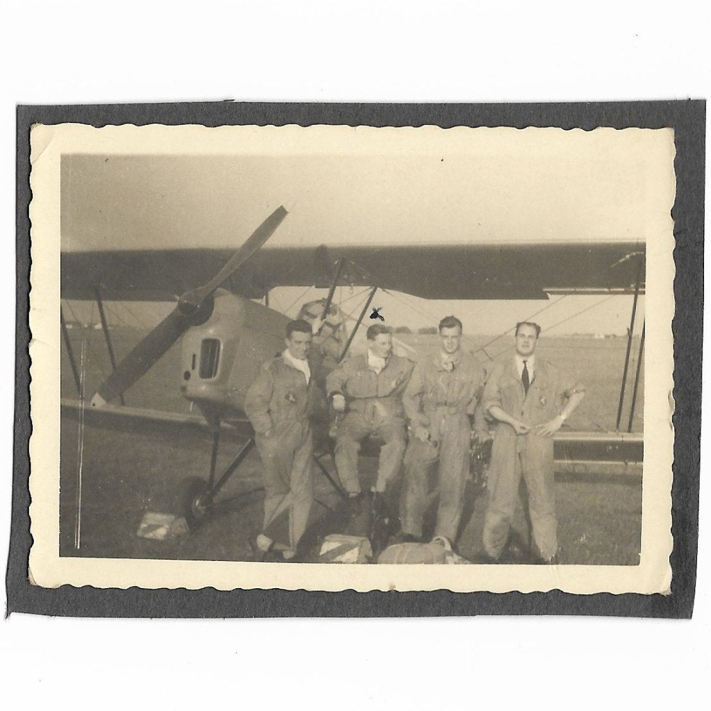 Groepsfoto Belgische piloten met vliegtuig (Stampe SV.4), Ophalen of Verzenden, Luchtmacht, Foto of Poster