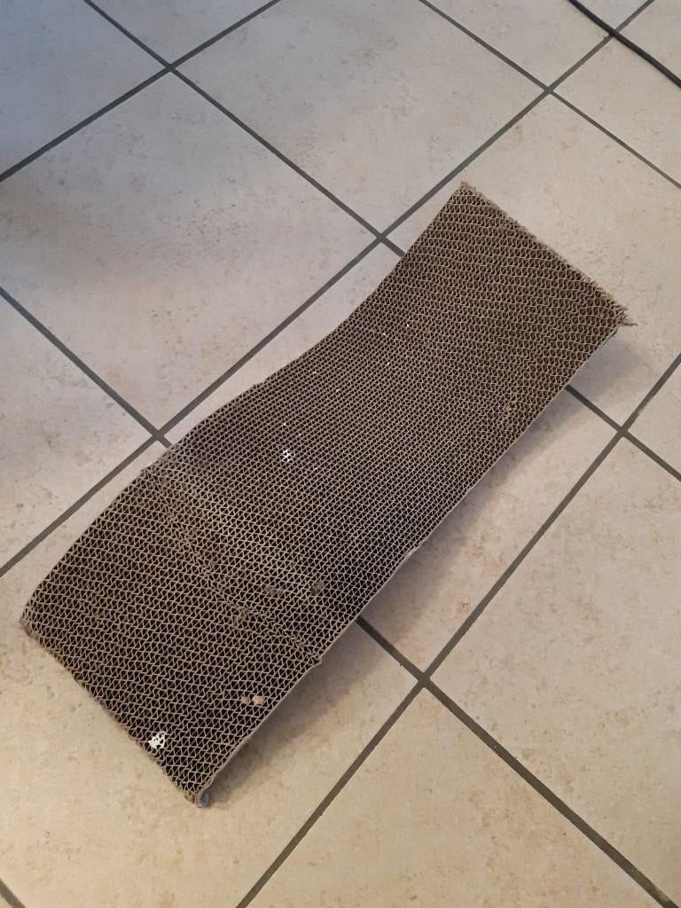 Gratuit : griffoir pour chat - carton alvéolé, Animaux & Accessoires, Meubles griffoirs pour chats, Comme neuf, Griffoir, Enlèvement ou Envoi