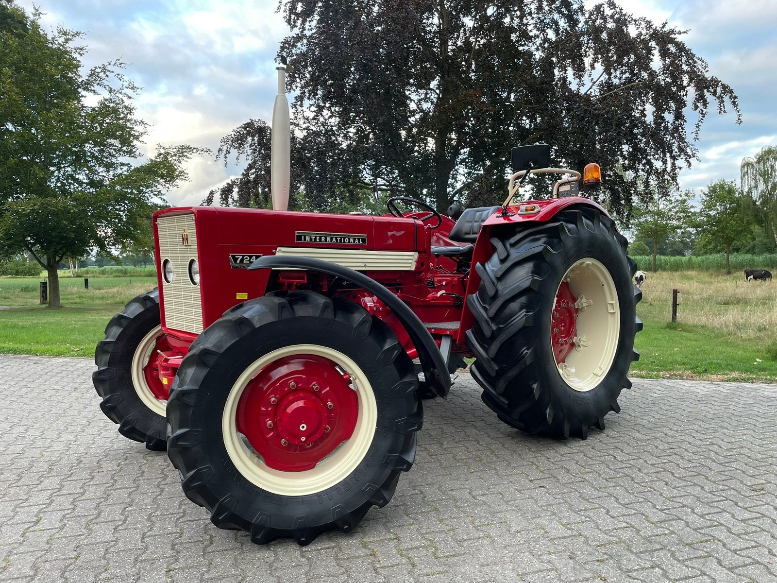 International IHC 724 AS 4WD CONCOURSSTAAT Oldtimer Tractor, Ophalen