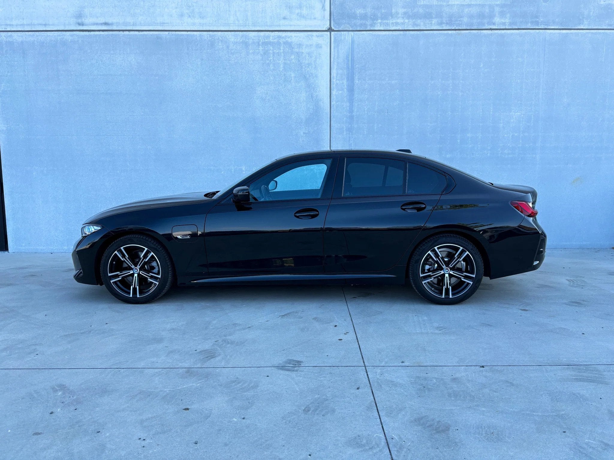 BMW 3-serie 330e | M-pack | Leasing (bj 2022, automaat), Auto's, Automaat, Euro 6, Parkeersensor, Zwart