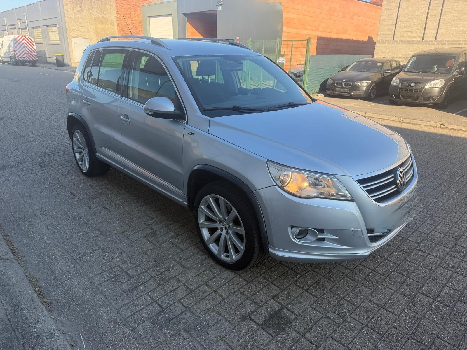 VOLKSWAGEN TIGUAN R LINE AUTOMAAT 2011 200000KM AC NAVI, Automaat, Euro 5, Grijs, Particulier