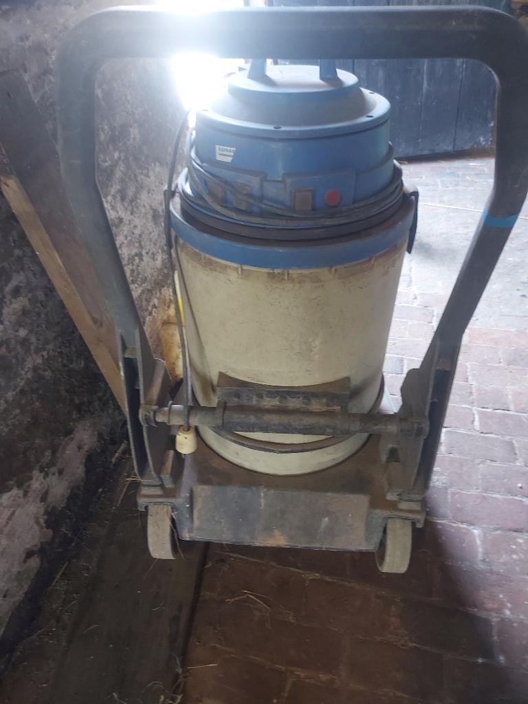 Industriele stofzuiger., Doe-het-zelf en Bouw, Ophalen, Gebruikt, Waterstofzuiger