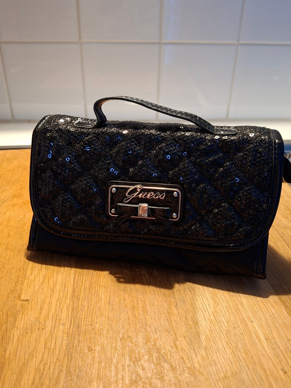 Zwart gelakt avondtasje van het merk Guess ( origineel), Ophalen, Nieuw, Zwart, Overige merken