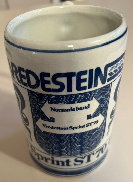 DELFTS BLAUW BEKER VREDESTEIN AUTOBANDEN PROMO, Antiek en Kunst, Ophalen of Verzenden
