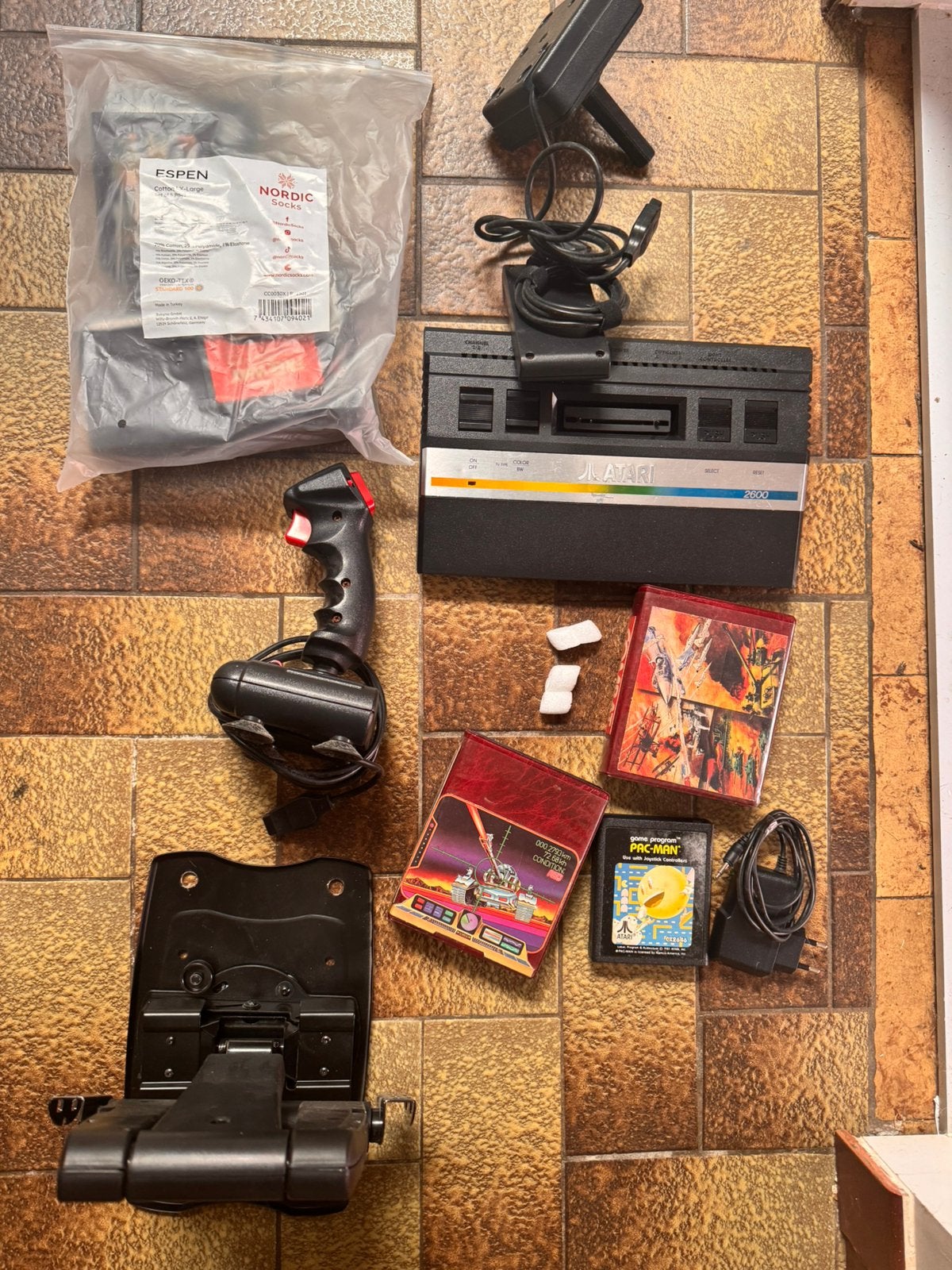 Originele Atari 2600 met 2 joysticks en games – vintage, Games en Spelcomputers, Ophalen, Gebruikt, Atari 2600