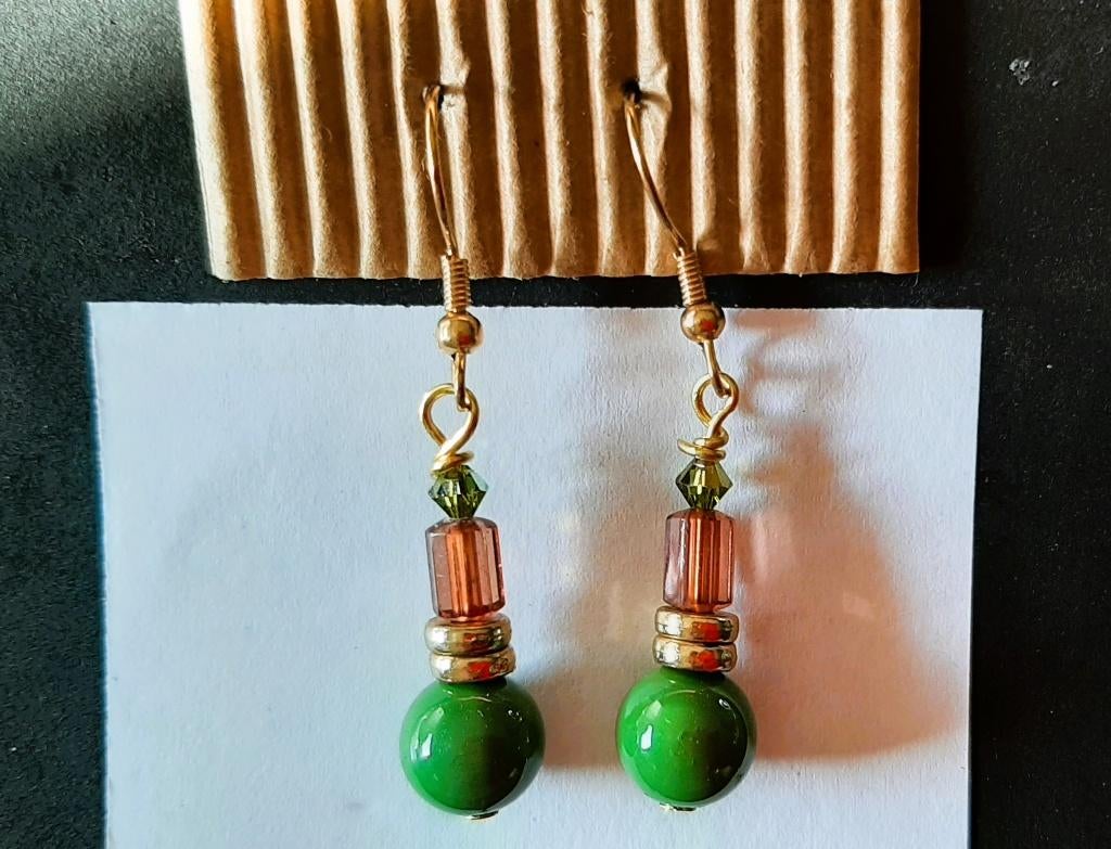 Te koop: Nieuw! Mooie groen/bruine oorbellen., Neuf, Autres matériaux, Pendantes, Vert