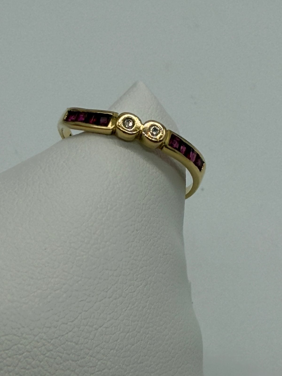 18 karaat gouden ring 750 met diamant en robijn, Handtassen en Accessoires, Ophalen, Zo goed als nieuw, 17 tot 18, Met edelsteen